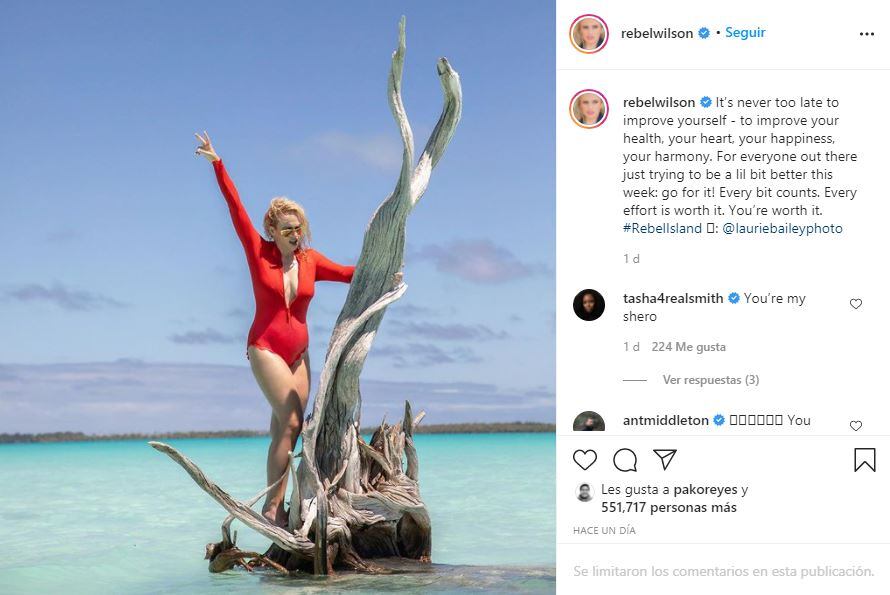 Rebel Wilson comparte un mensaje de aliento y posa en traje de baño
