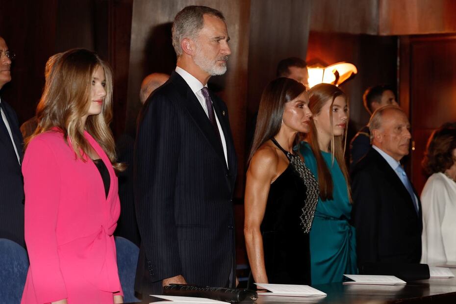 La reina Letizia lo hace de nuevo: vestido escotado y brazos de infarto 
