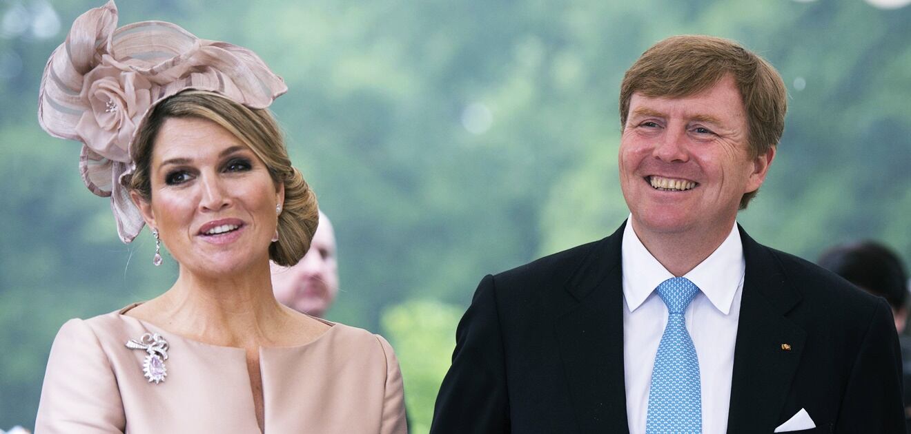 <p>Los reyes son muy queridos por toda Holanda, y aunque en un principio no aprobaban del todo el origen de Máxima, la reina ha sabido ganarse el reconocimiento de su gente. <strong>(Fotos: EFE/Federico Gambarini)</strong></p>