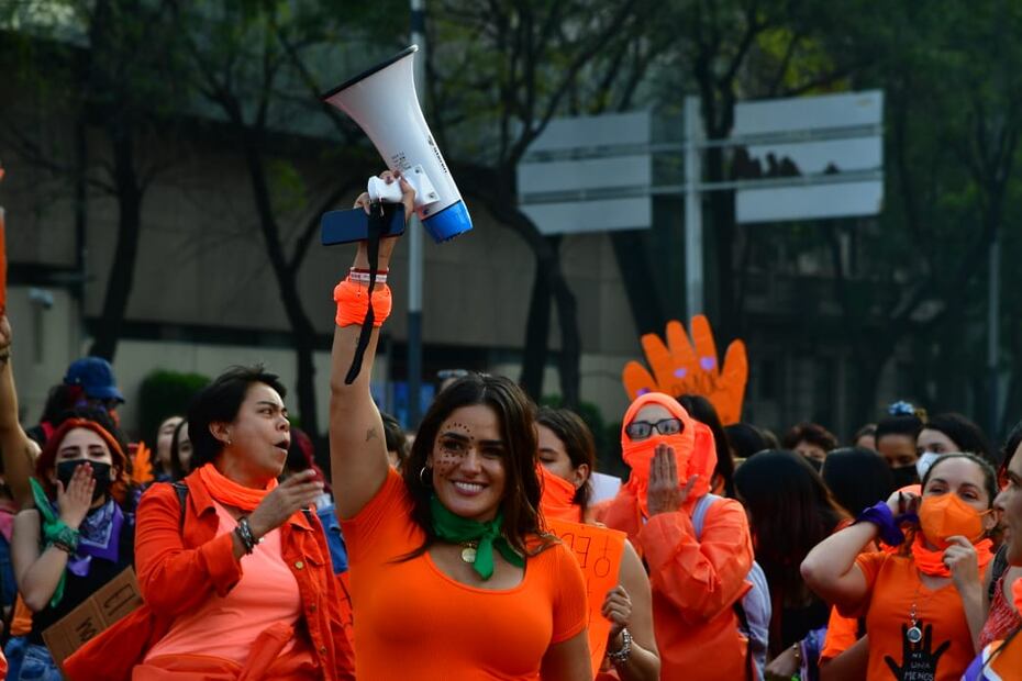 Alessandra Rojo de la Vega levanta la voz por las mujeres en Marcha 25N 