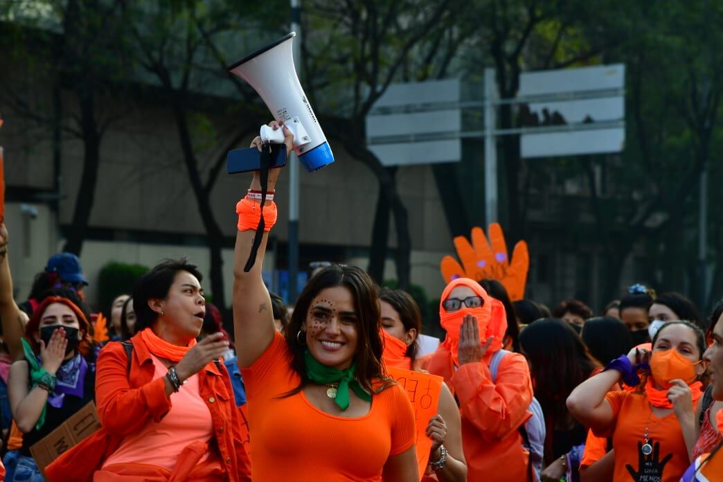 Alessandra Rojo de la Vega levanta la voz por las mujeres en Marcha 25N 