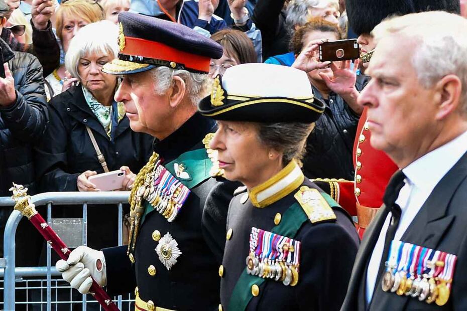Carlos III, Ana del Reino Unido, el príncipe Andrés y Eduardo de Wessex encabezan la procesión del féretro de Isabel II