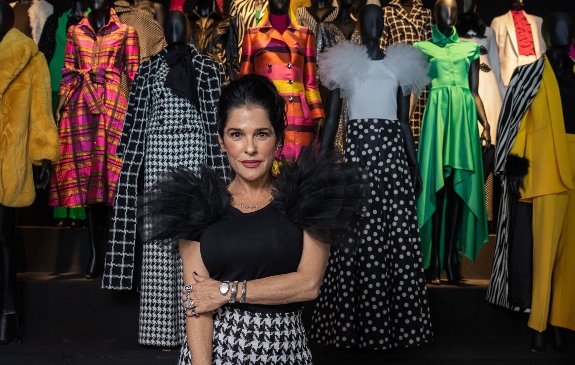 Martha Debayle dona cubrebocas con las telas de su colección