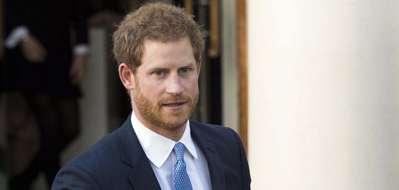 <p>La actual relación amorosa del príncipe Harry ha estado en el ojo del huracán.<strong> (Fotos: Archivo El Universal, Youtube y&nbsp;Twitter)</strong></p>
