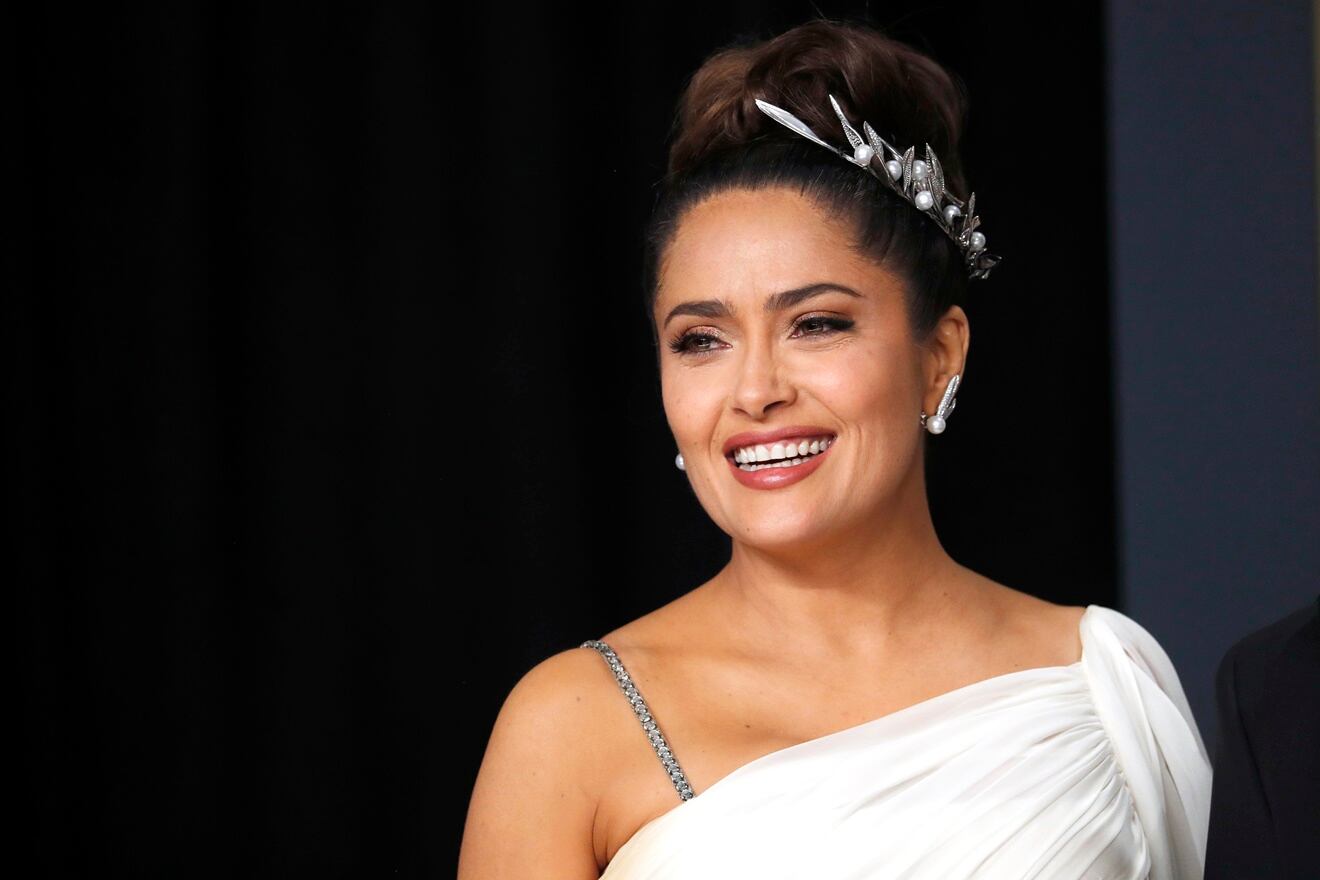 "Siéntete orgullosa de tus raíces": Salma Hayek luce sus canas