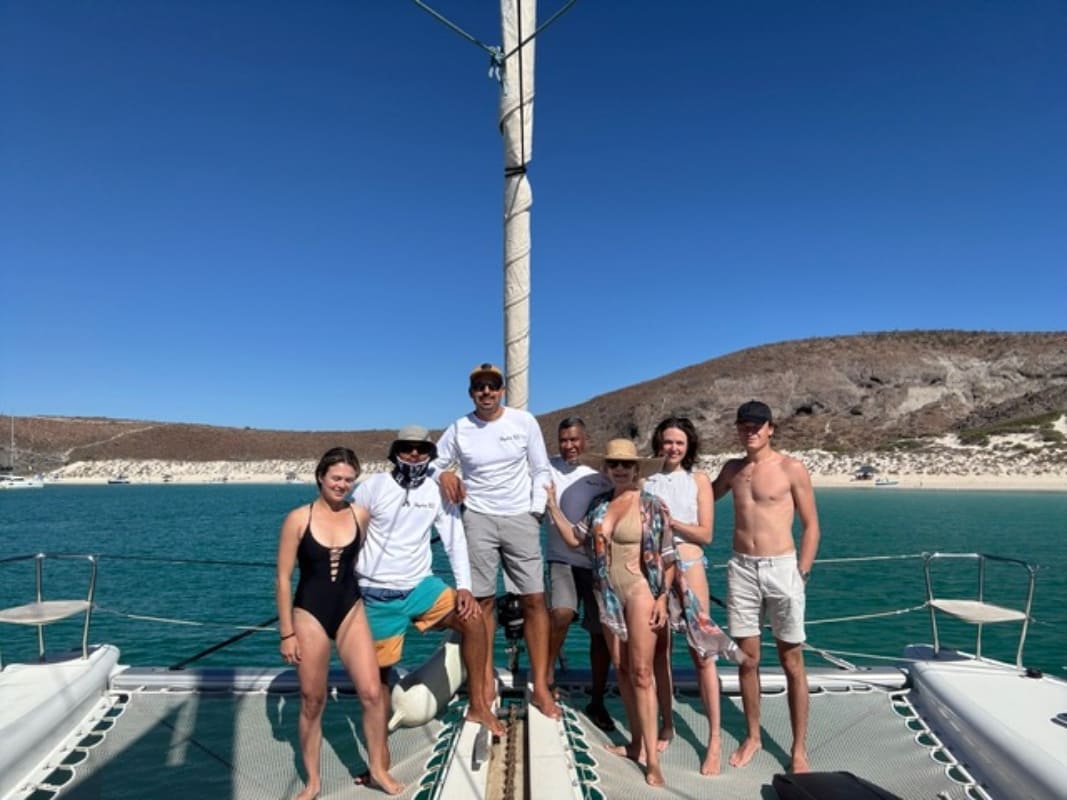 Kitzia Nin Poniatowska con su familia y la tripulación de su viaje / Foto: Especial