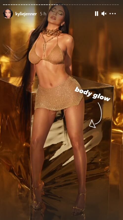 Kylie Jenner brilla con un atuendo transparente hecho con hilos de oro