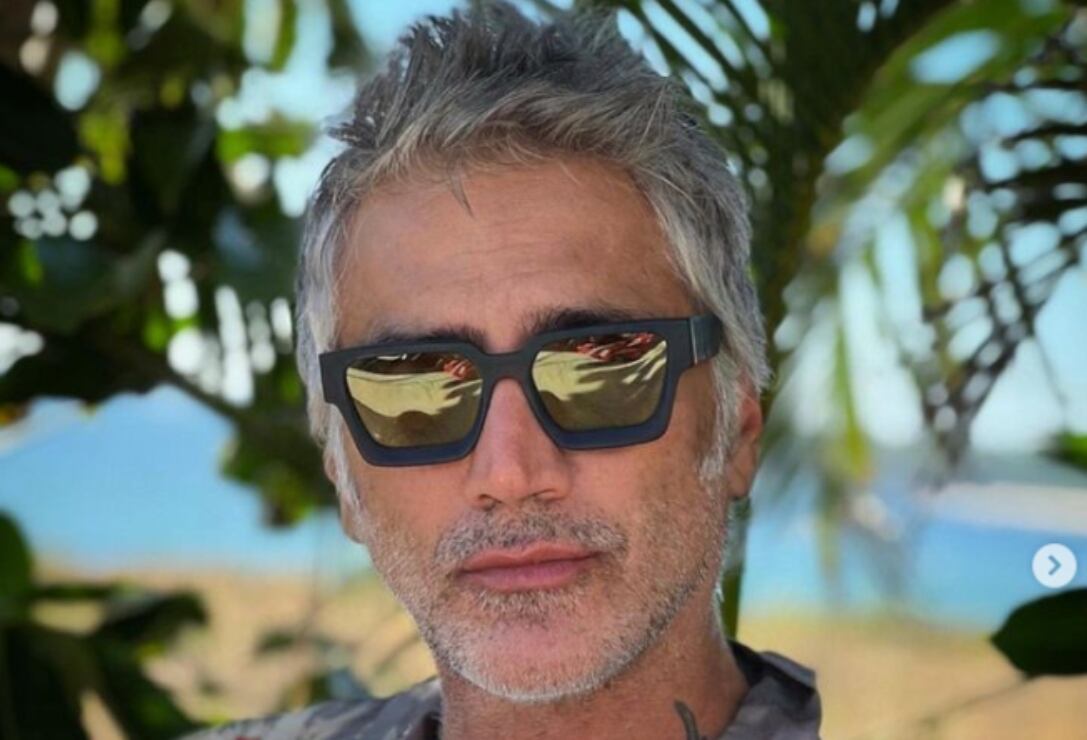 Alejandro Fernández, en modo Grinch, golpea piñata de Santa Claus