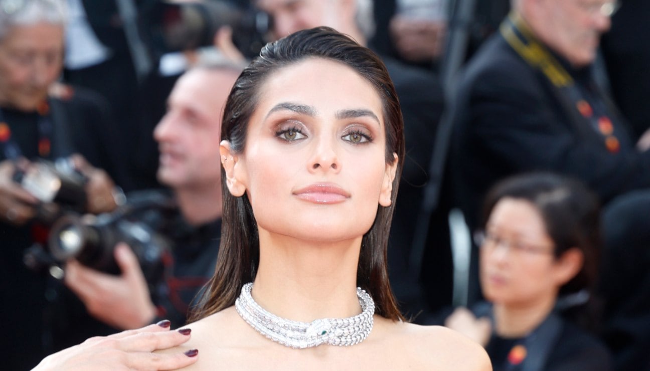 Renata Notni, inevitablemente elegante y sensual con un escote al ombligo en Cannes