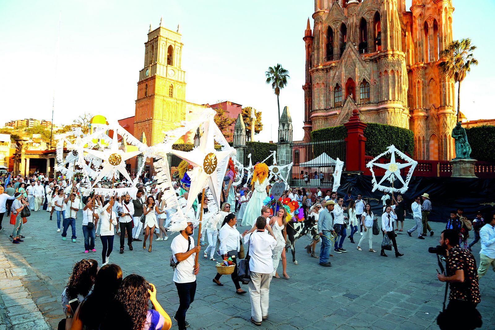 PORTADA: La original boda de Pamela Cortés y Andrés Roemer