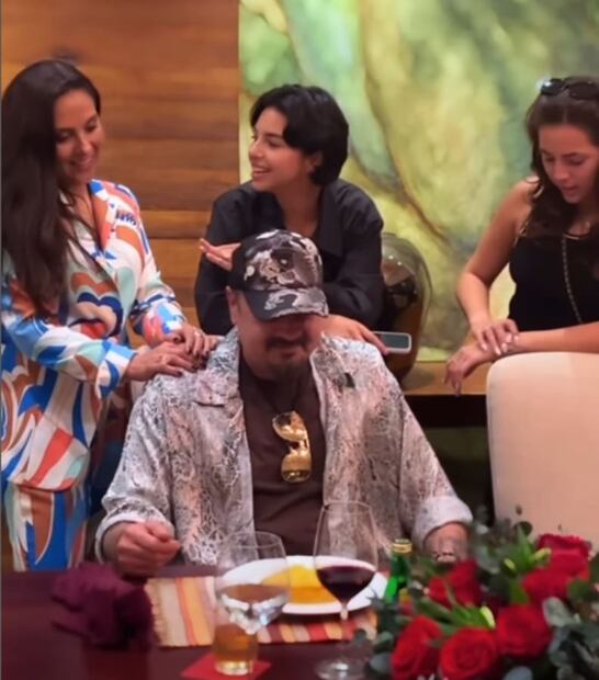 Pepe Aguilar con su esposa Aneliz Álvarez y sus hijas Ángela y Aneliz / Foto: Instagram