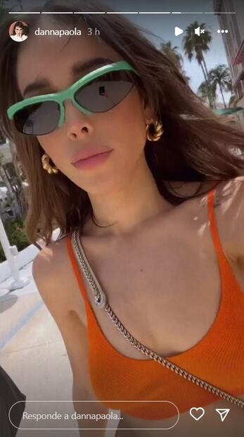 Danna Paola se une al color de tendencia con top y jeans a la cadera de AGR
