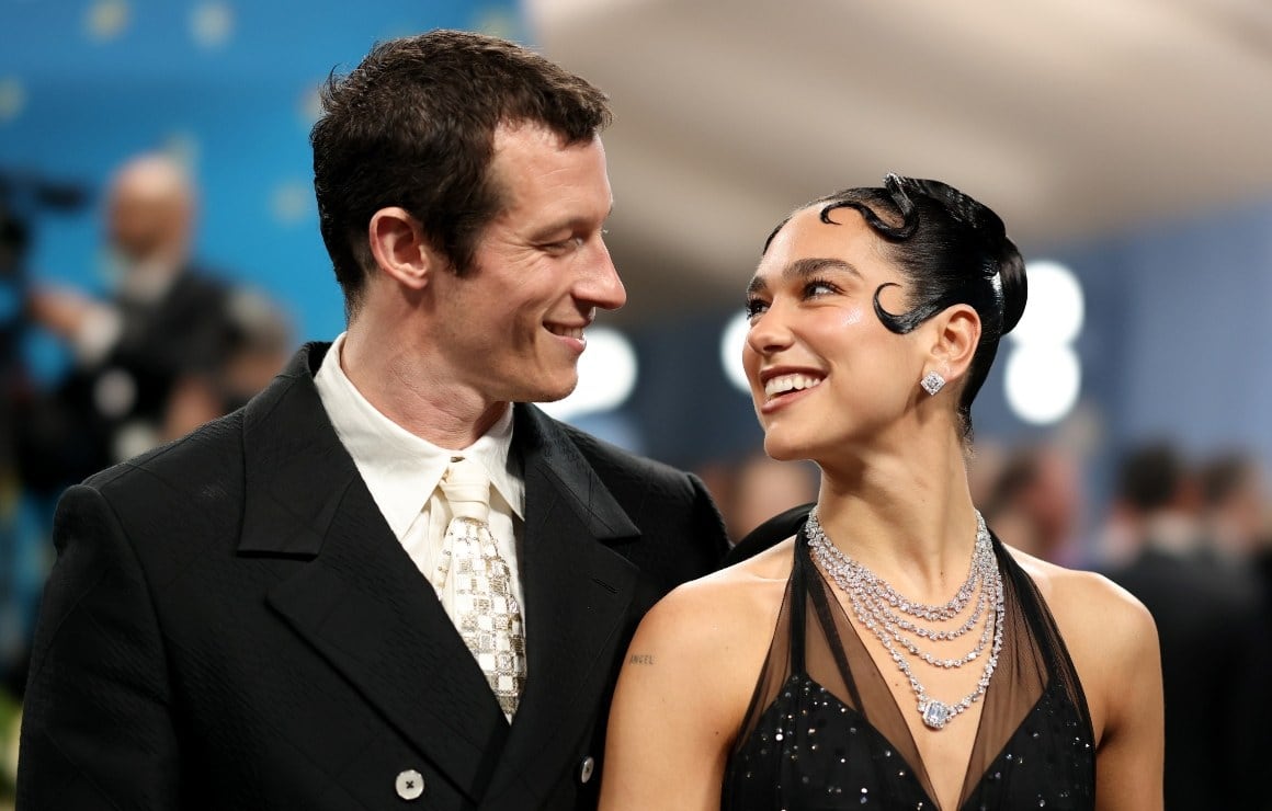 Dua Lipa y Callum Turner, una historia de amor que comenzó por casualidad