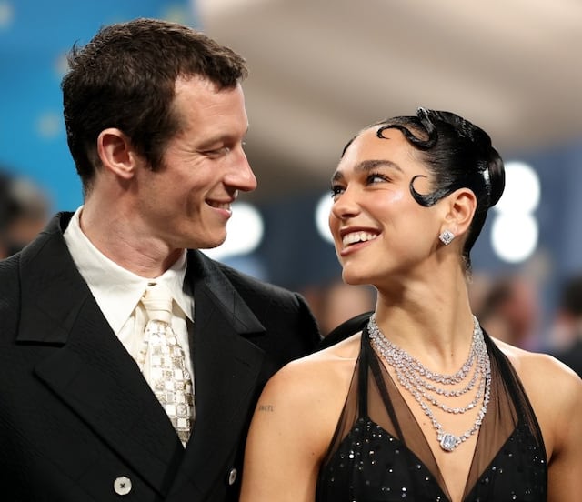 Dua Lipa y Callum Turner, una historia de amor que comenzó por casualidad