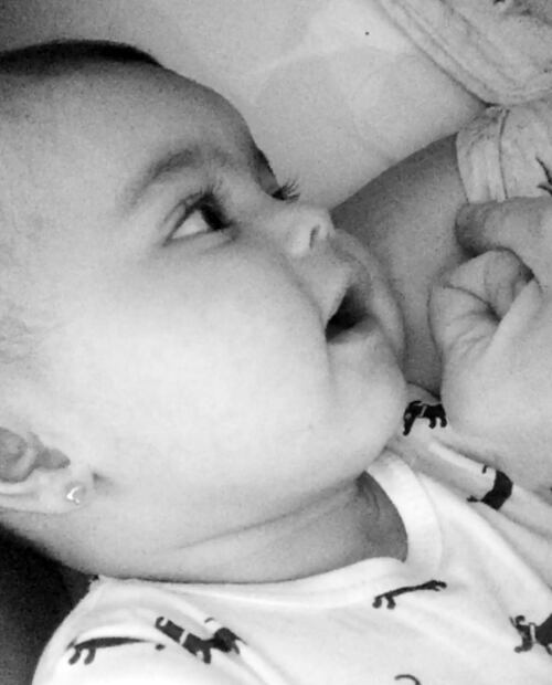 VIDEO: Mila Mayer nos derrite de ternura con su canto al estilo Selena