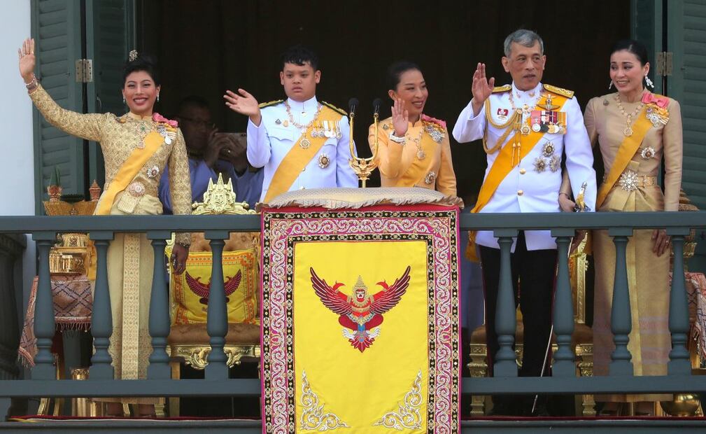 Revelan que el rey de Tailandia tiene a su hijo autista "en una jaula de oro"