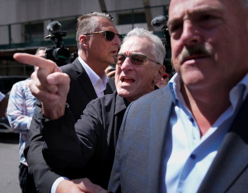 El actor Robert De Niro captado al exterior del juicio de Donald Trump en Nueva York / AP