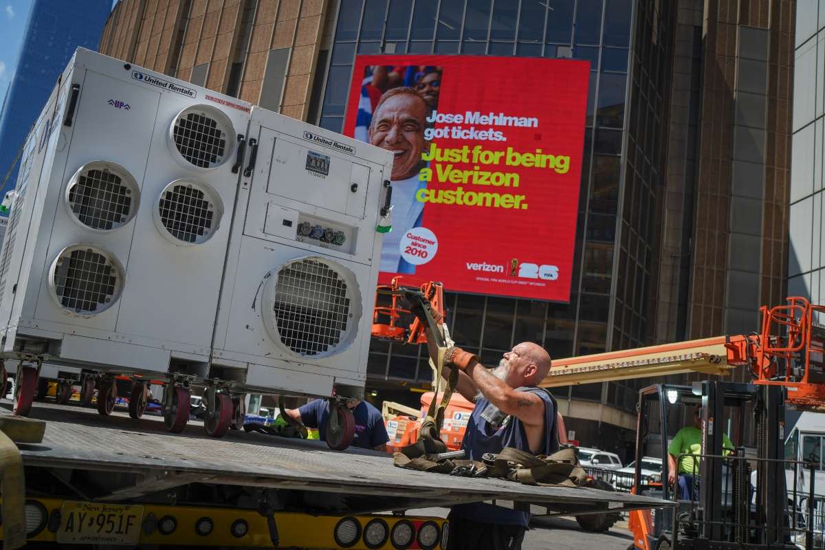 Trabajadores fueron vistos a las afueras del Madison Madison Square Garden / Foto: AP