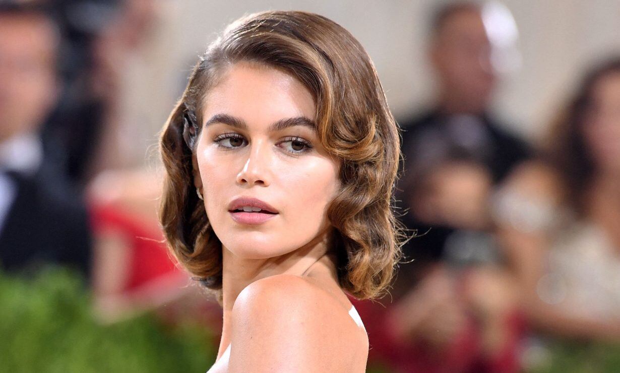 Kaia Gerber, hija de Cindy Crawford, celebra su cumpleaños con un elegante vestido transparente