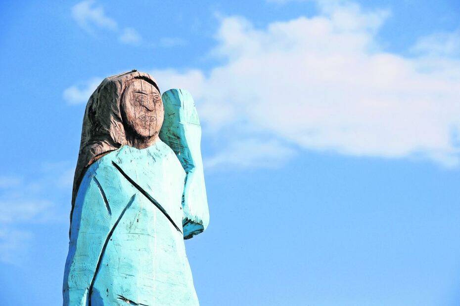 Una estatua de Melania Trump divide a su pueblo natal en Eslovenia
