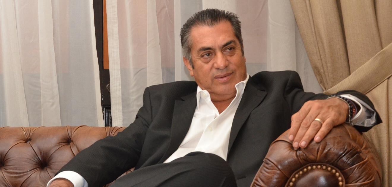 <p>El gobernador de Nuevo León ha sobrevivido a miles de impactos de bala y fue reconocido por los directivos de Facebook <strong>(Fotos: Facebook/ Archivo El Universal)</strong></p>
