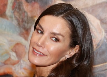 Letizia de España se alista para la primavera con romántico vestido de transparencia y flores