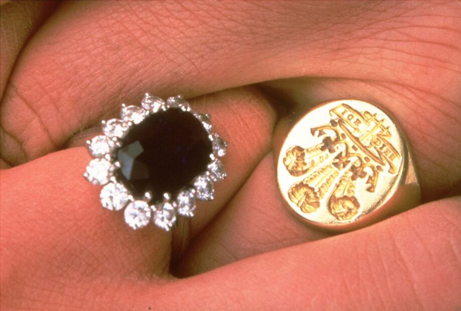 La historia detrás del icónico anillo de compromiso de Lady Di
