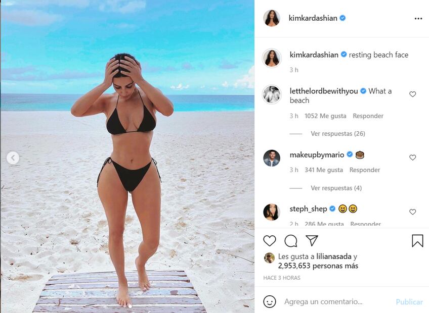 Kim Kardashian presume su derriere con bikini negro en la playa 
