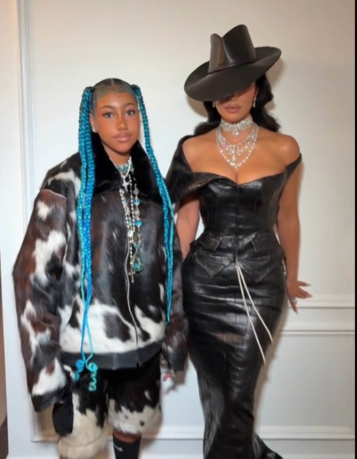 North West y Kim Kardashian / Foto: Especial @kimandnorth
