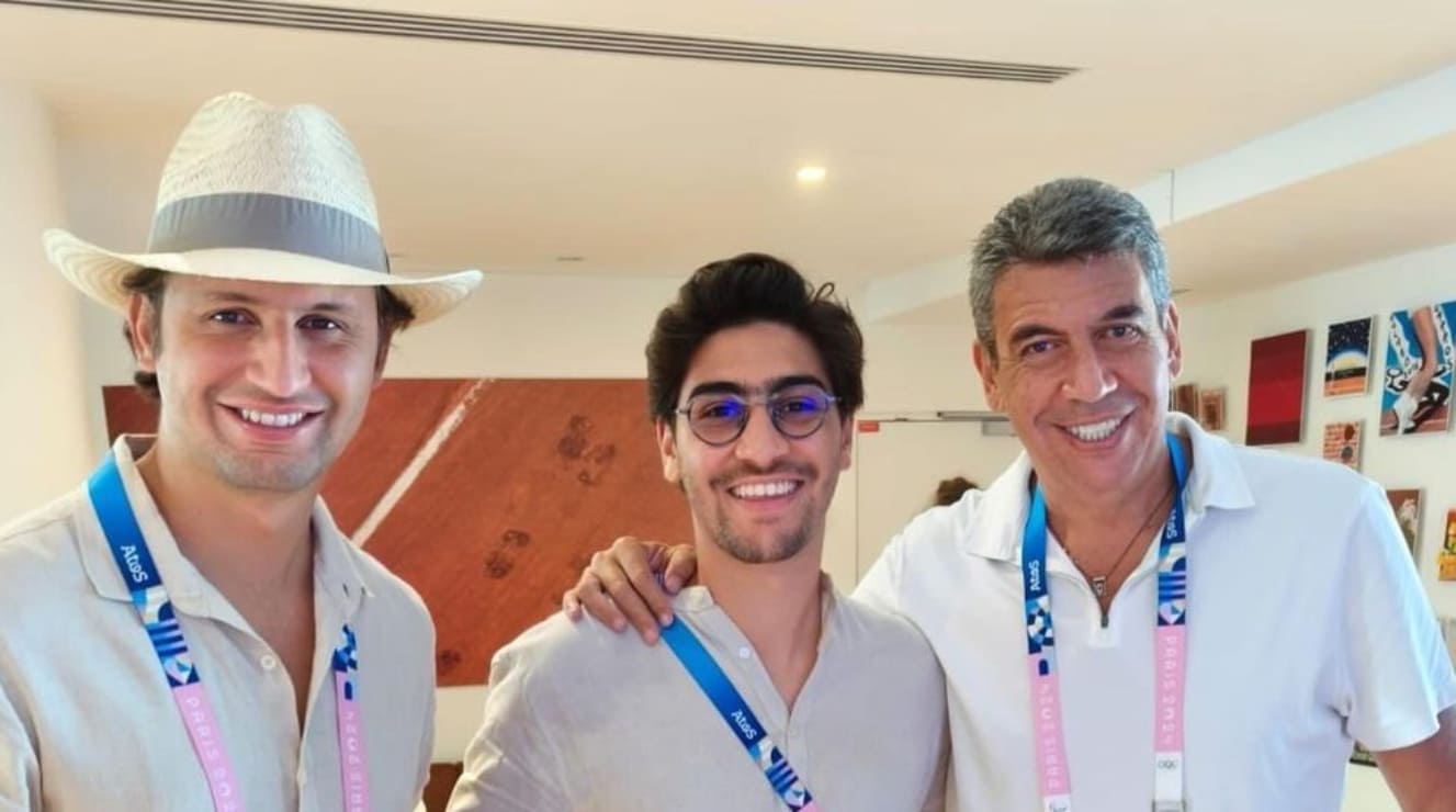 Arturo Elias Ayub con sus hijos Arturo y Alejandro en París / Foto: Instagram