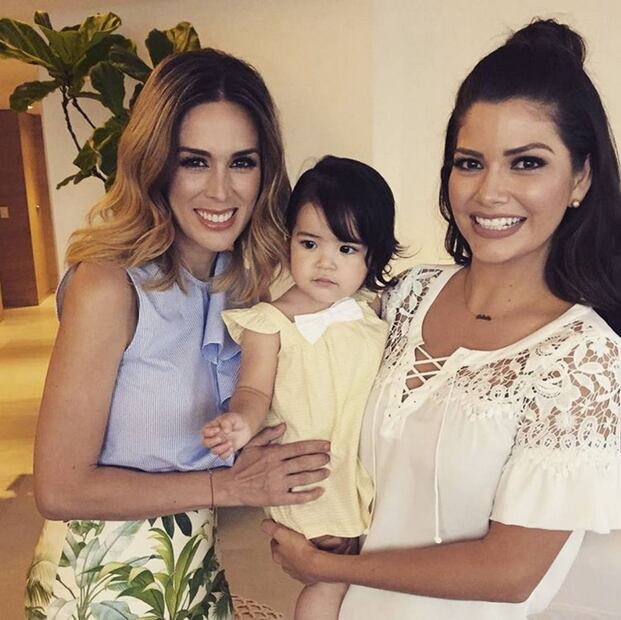 Jacky Bracamontes festeja el 'sip & see'  de su hija Renata