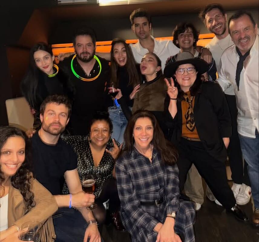 El elenco de 'Infelices para siempre', la serie protagonizada por José Eduardo Derbez / Foto: Instagram