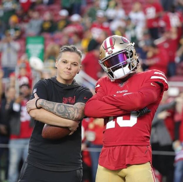 Ella es Katie Sowers, la primera mujer coach abiertamente gay que estará en el Super Bowl 