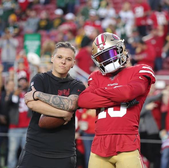 Ella es Katie Sowers, la primera mujer coach abiertamente gay que estará en el Super Bowl 