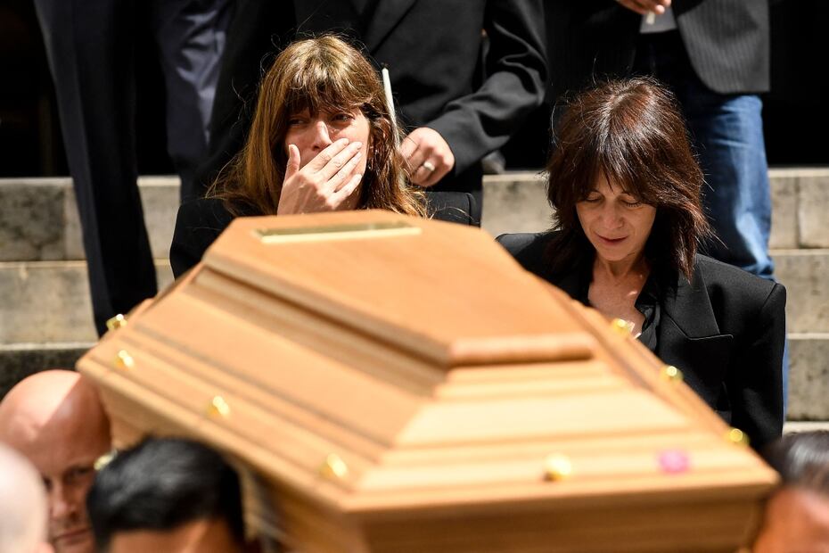 Lou Doillon y Charlotte Gainsbourg, hijas de Jane Birkin, se despiden de su mamá / AFP