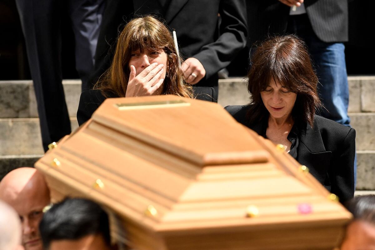 Lou Doillon y Charlotte Gainsbourg, hijas de Jane Birkin, se despiden de su mamá / AFP