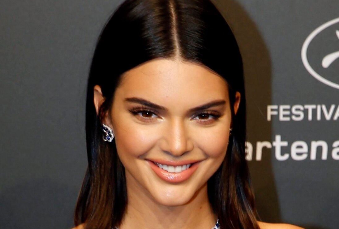 Kendall Jenner toma el sol de primavera con un microkini con flores ¿tomó las fotos Bad Bunny?