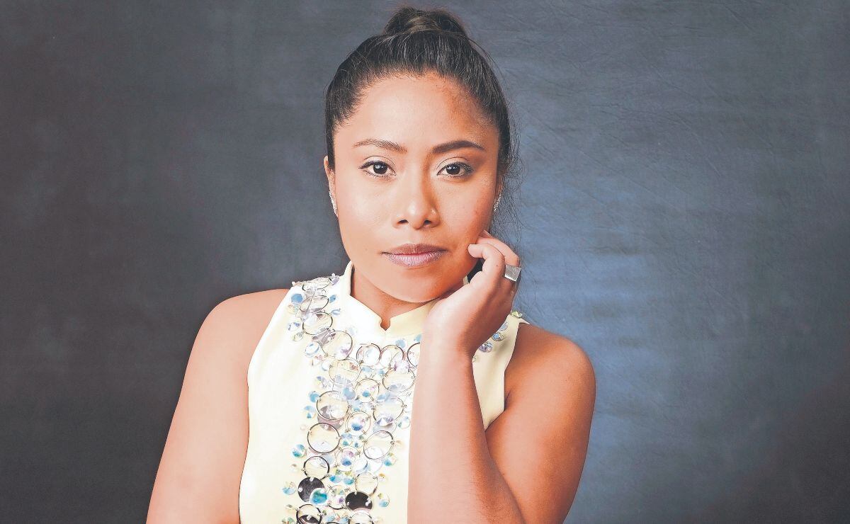 Yalitza Aparicio enamora en vestido rosa mexicano en los Golden Globes