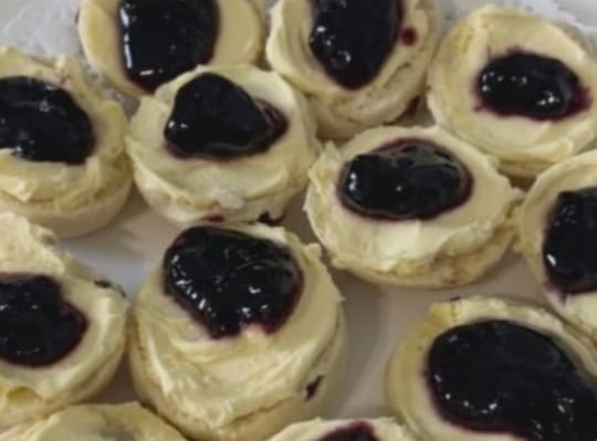 Cómo preparar los bollos de fruta que come la reina Isabel ll esta temporada