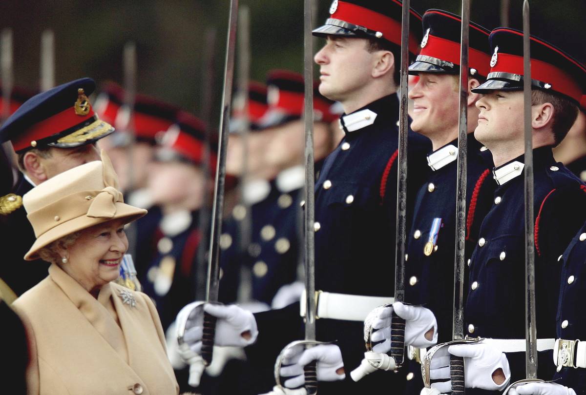 Elemento del equipo de seguridad de la reina Isabel II es acusado de violación y acoso