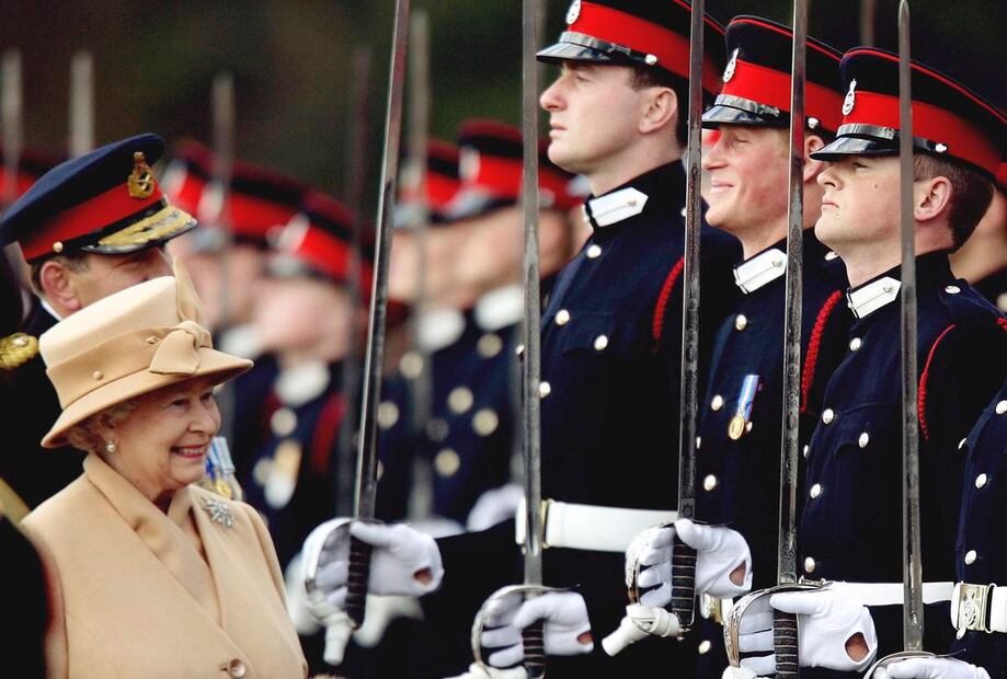 Elemento del equipo de seguridad de la reina Isabel II es acusado de violación y acoso