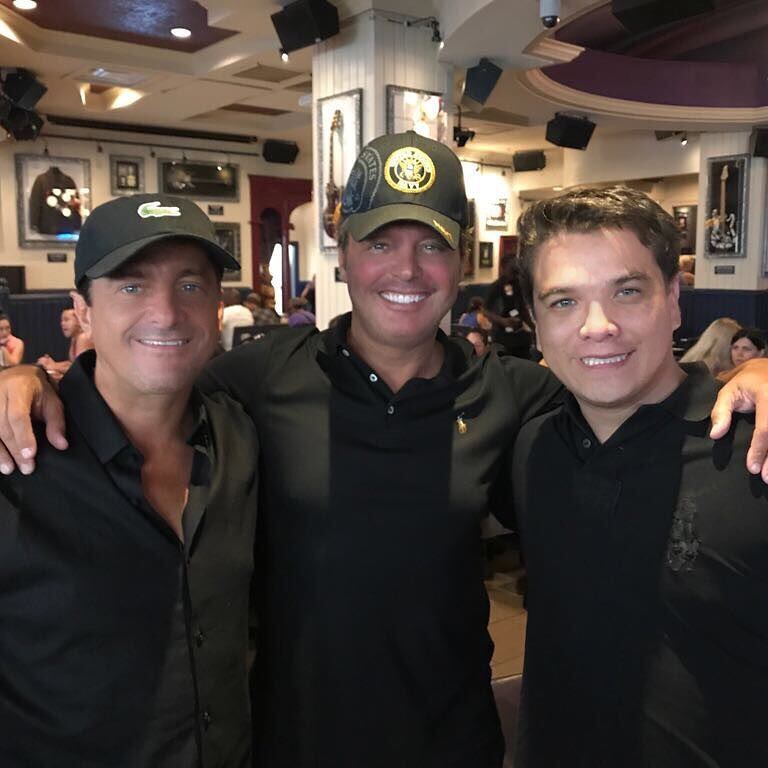 Luis Miguel festeja su cumpleaños junto a su hermano Alex Basteri y Gerardo Islas