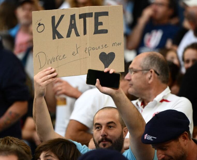 Un aficionado de rugby con un cartel que dice "Kate, divorciate y cásate conmigo" durante el partido de cuartos de final de la Copa Mundial de Rugby Francia 2023 / AFP