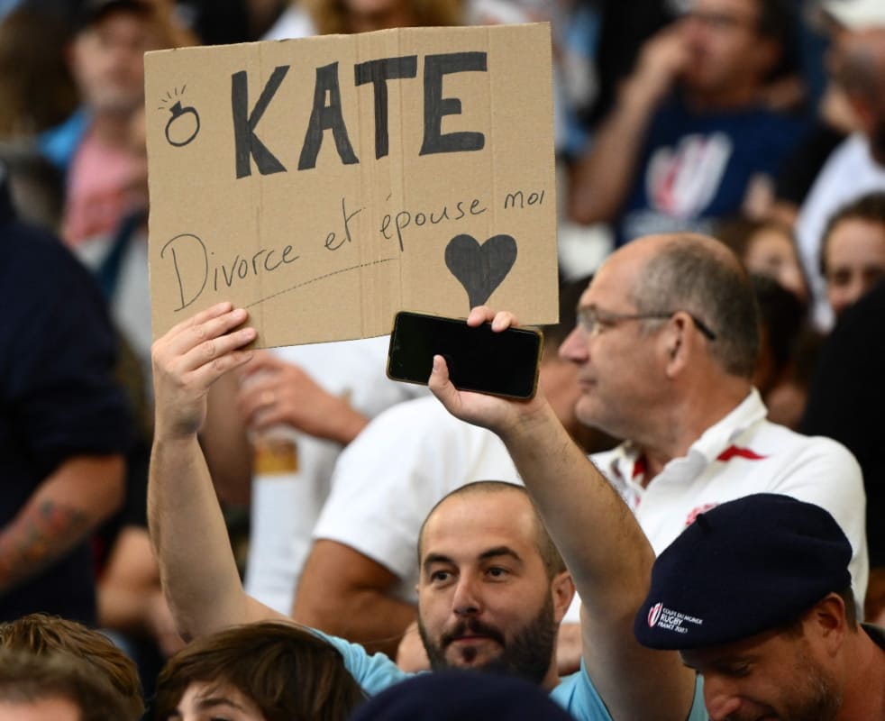 Un aficionado de rugby con un cartel que dice "Kate, divorciate y cásate conmigo" durante el partido de cuartos de final de la Copa Mundial de Rugby Francia 2023 / AFP