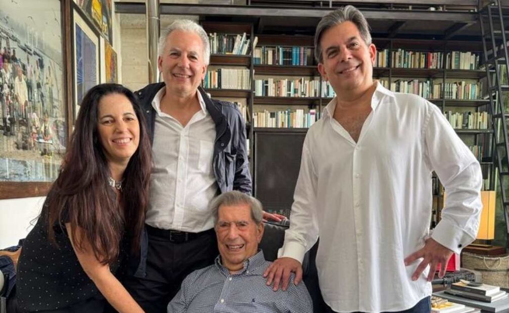 Álvaro, Gonzalo y Morgana junto a Mario Vargas Llosa, su papá / Foto: Instagram