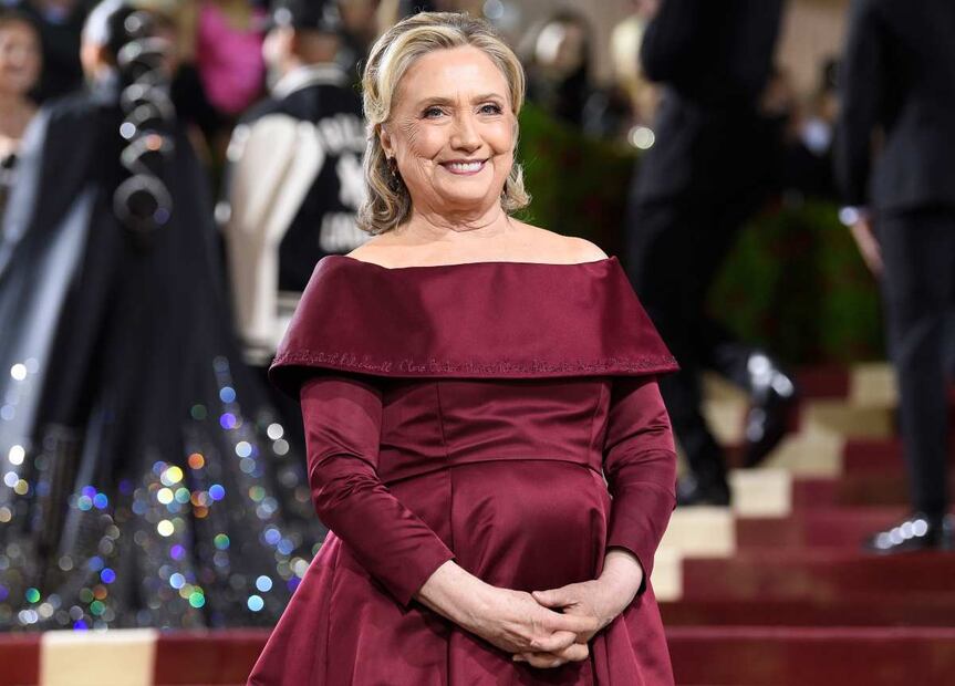 El bordado secreto del vestido de Hillary Clinton para el MET Gala del año pasado / AP