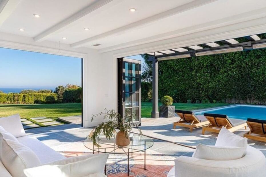 Dakota Johnson y Chris Martin se mudan a casa de 12.5 millones de dólares