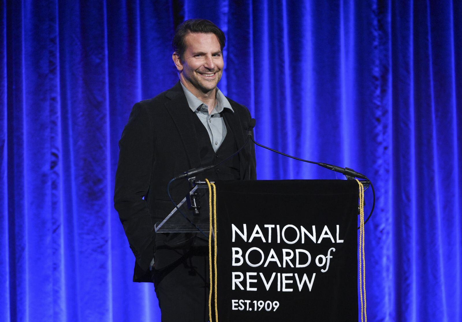 El emotivo mensaje de Brad Pitt al actor Bradley Cooper por ayudarlo a combatir su adicción al alcohol