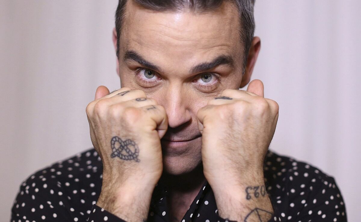 Robbie Williams da positivo a Covid-19 y está aislado en el Caribe