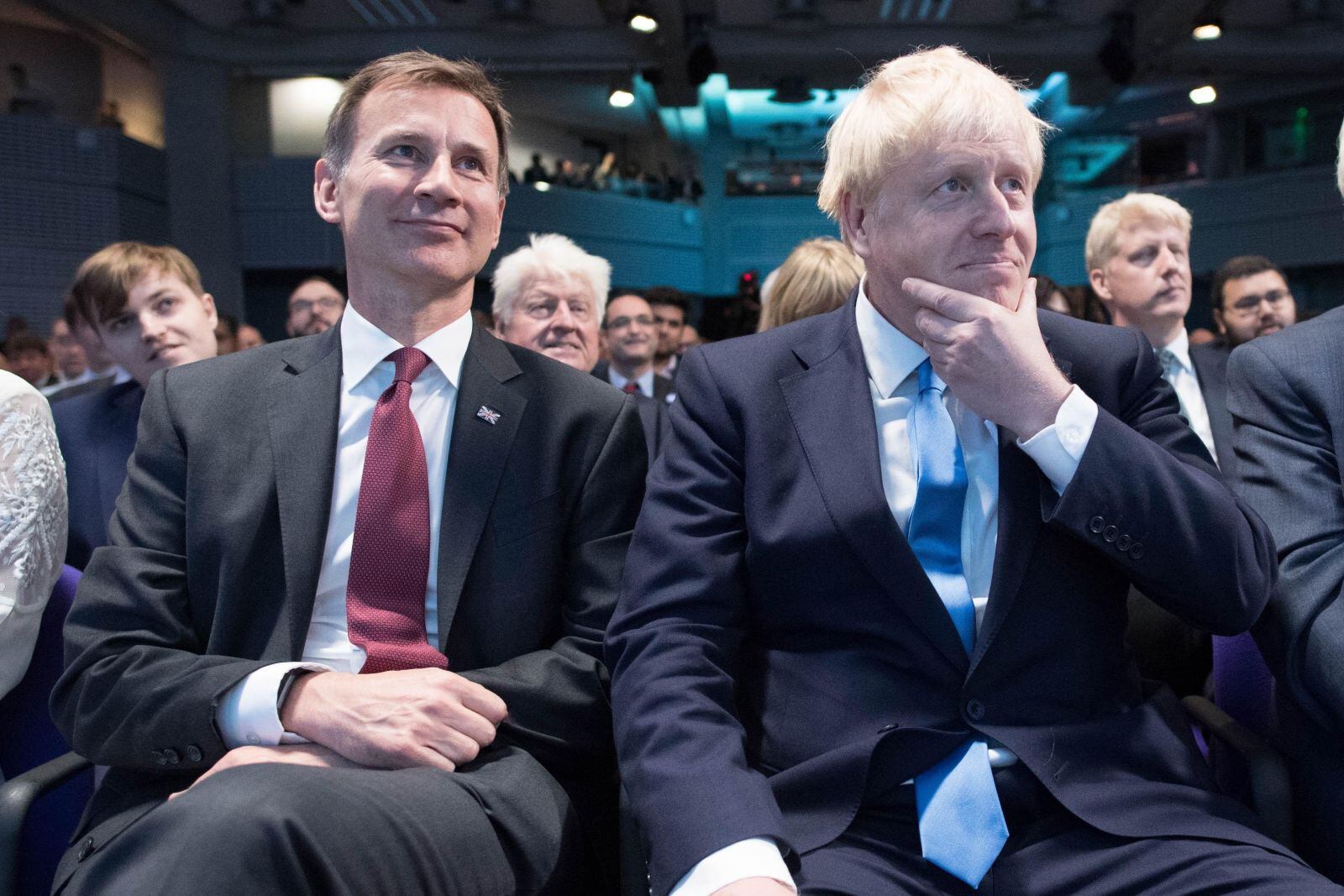 La reina Isabel II obligada a posponer sus vacaciones por Boris Johnson, nuevo primer ministro inglés